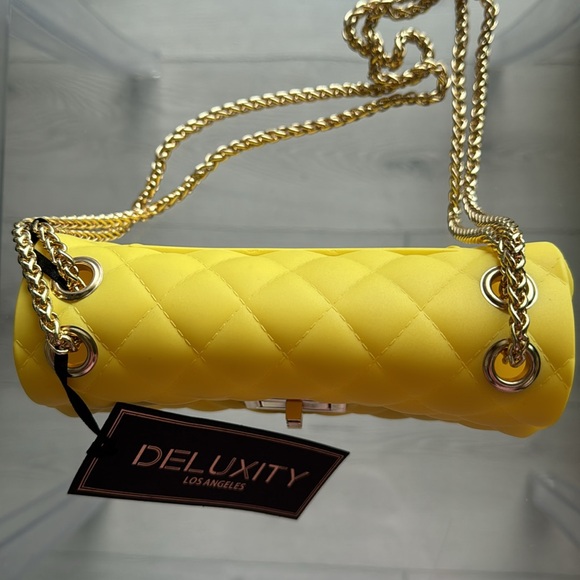 Quilted Bright YELLOW Jelly Purse with adjustable Gold Chain Strap
BRAND NEW! - Picture 8 of 12